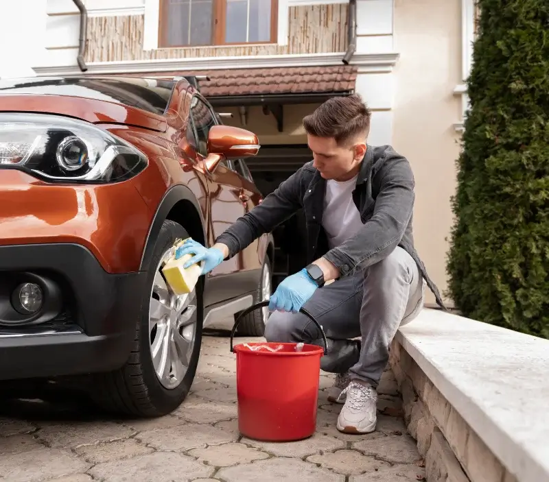 Lavage auto à domicile Faucigny : professionnel intervenant sur un véhicule